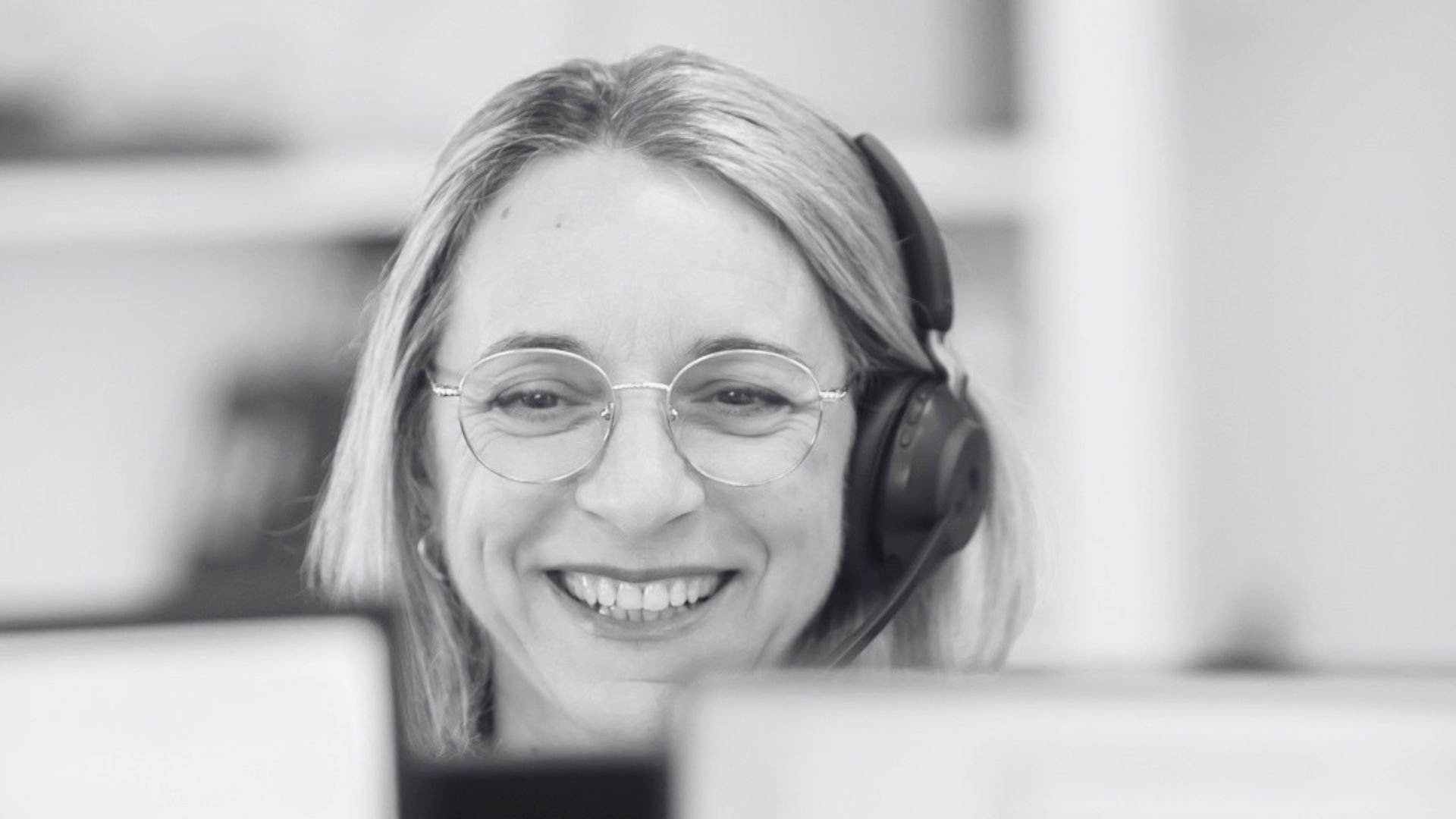 Employé souriant et épanoui, illustrant l’environnement de travail positif et valorisant au sein du groupe énergies, offrant des carrières enrichissantes et des opportunités de développement.