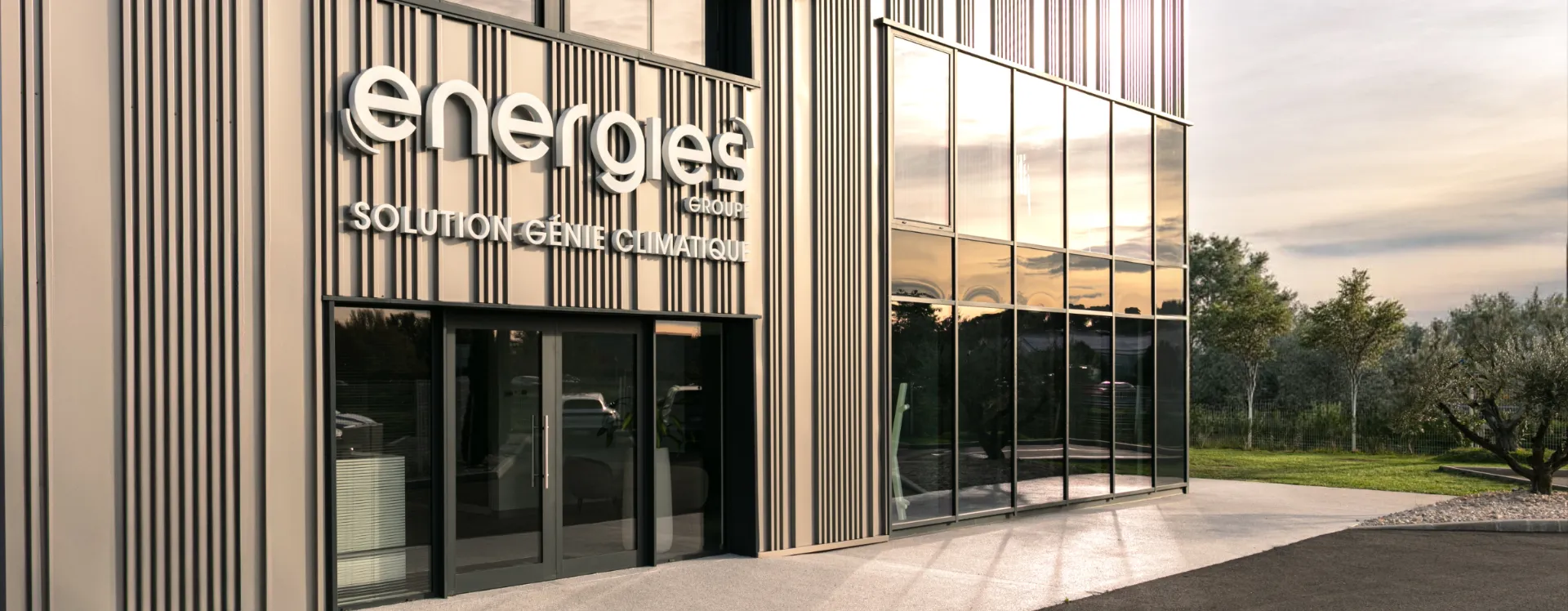 Façade du bâtiment principal du groupe, reflet de son engagement en innovation et en solutions énergétiques performantes.