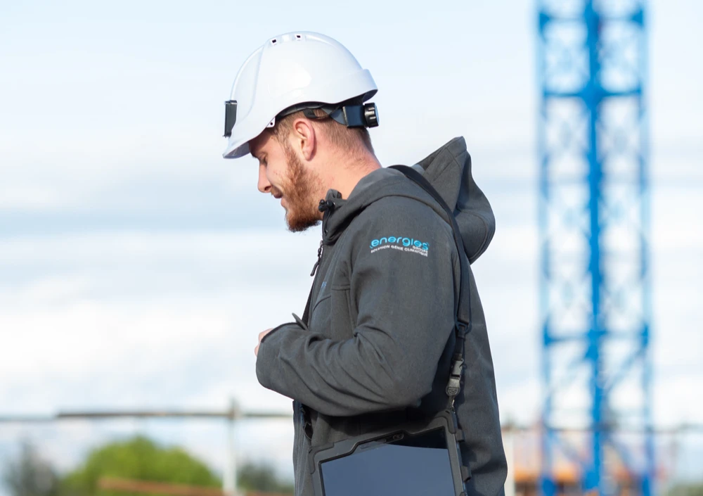 Ouvrier expert en génie climatique, équipé et certifié, garantissant des services de haute qualité et conformes aux normes. Choisissez des professionnels qualifiés pour une expertise technique et un accompagnement personnalisé.