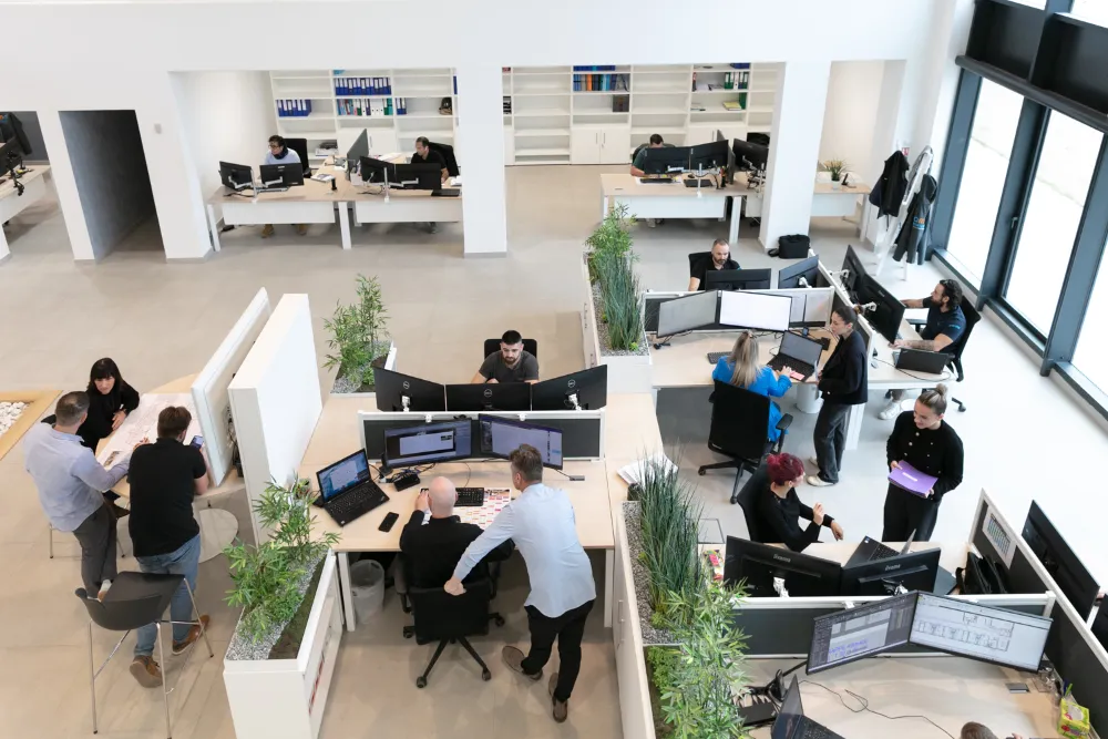 Bureaux modernes avec une équipe d'experts en génie climatique, formés aux dernières innovations et disponibles pour un service de qualité et personnalisé. Environnement collaboratif favorisant la réactivité, la compétence et la satisfaction client.